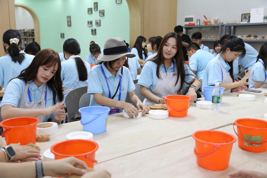 1754294070195.jpg 2025-07 交流营2 营员们体验制作陶瓷手工制作.jpg